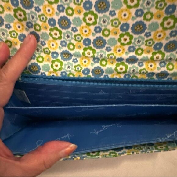 Vera Bradley Retired English Meadow Passport Wallet NWOT - Picture 3 of 5